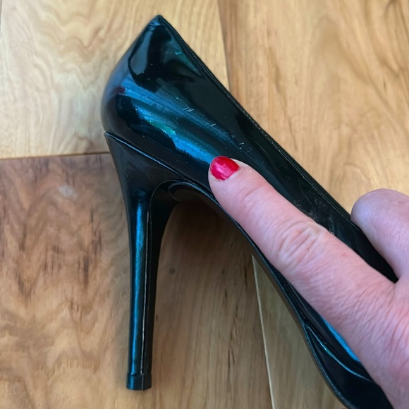 Stuart Weitzman Black Patent Leather Stiletto Heel
Women's Size 9.5 - Picture 5 of 6